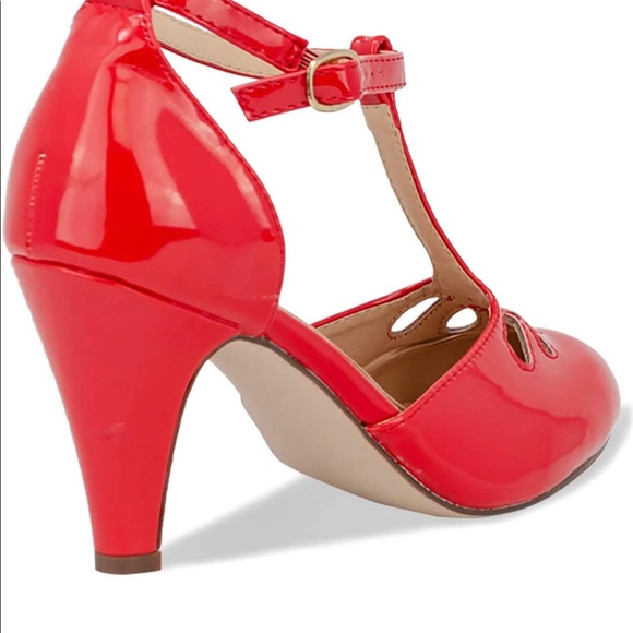 Chase & Chloe Women's Teardrop Cut Out Heels - Picture 3 of 3